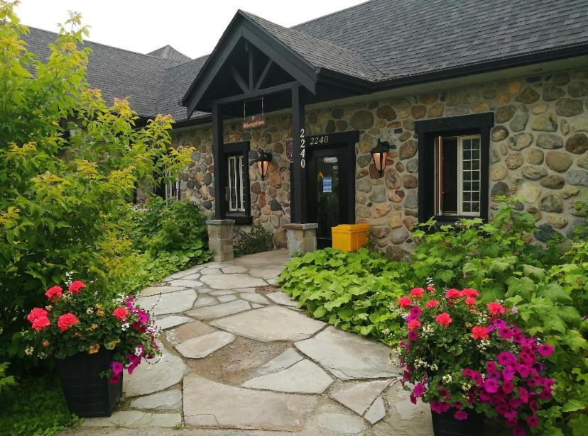 Condo Hotel Au Pied Du Mont Orford Exterior photo