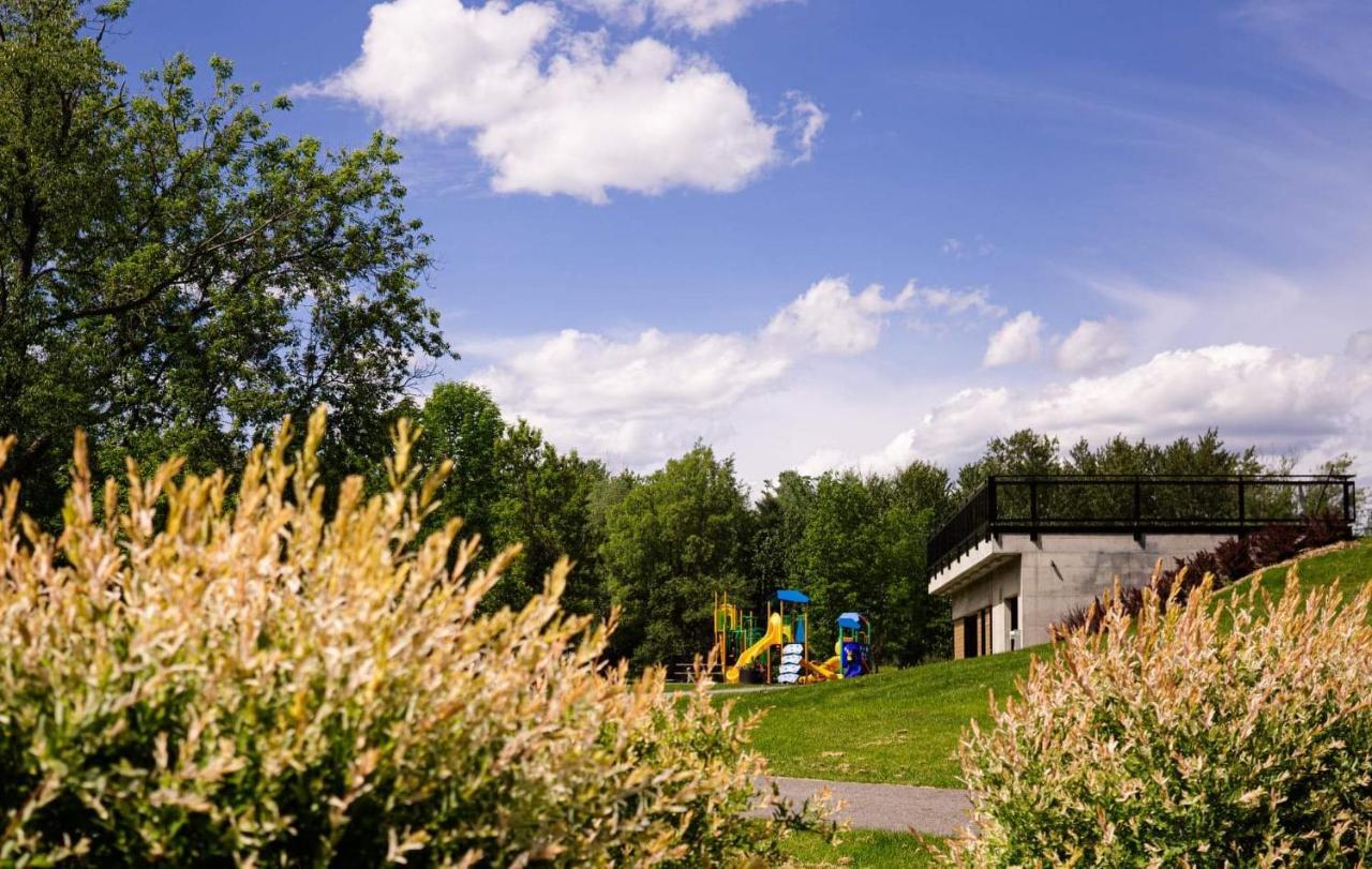 Condo Hotel Au Pied Du Mont Orford Exterior photo
