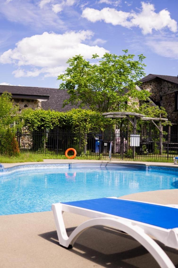 Condo Hotel Au Pied Du Mont Orford Exterior photo