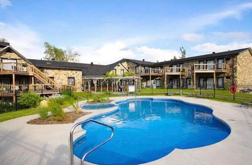 Condo Hotel Au Pied Du Mont Orford Exterior photo